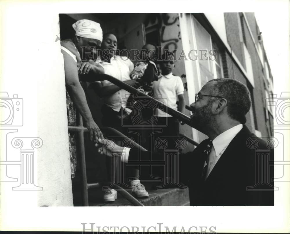 1995 Press Photo Michael Kelly shakes hands with residents-Guste Public Housing - Historic Images