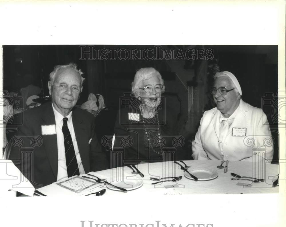 1992 Press Photo Dinner guests at the Irish Cultural Society Annual gathering - Historic Images