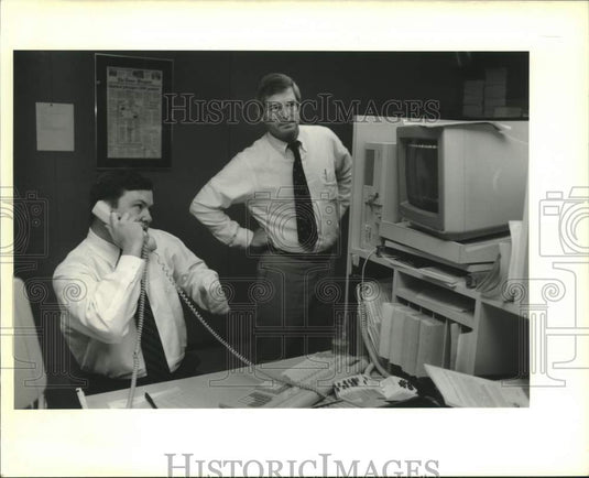 1989 Press Photo Stock brokers Jeff Parker & John Kelly looking at terminals - Historic Images
