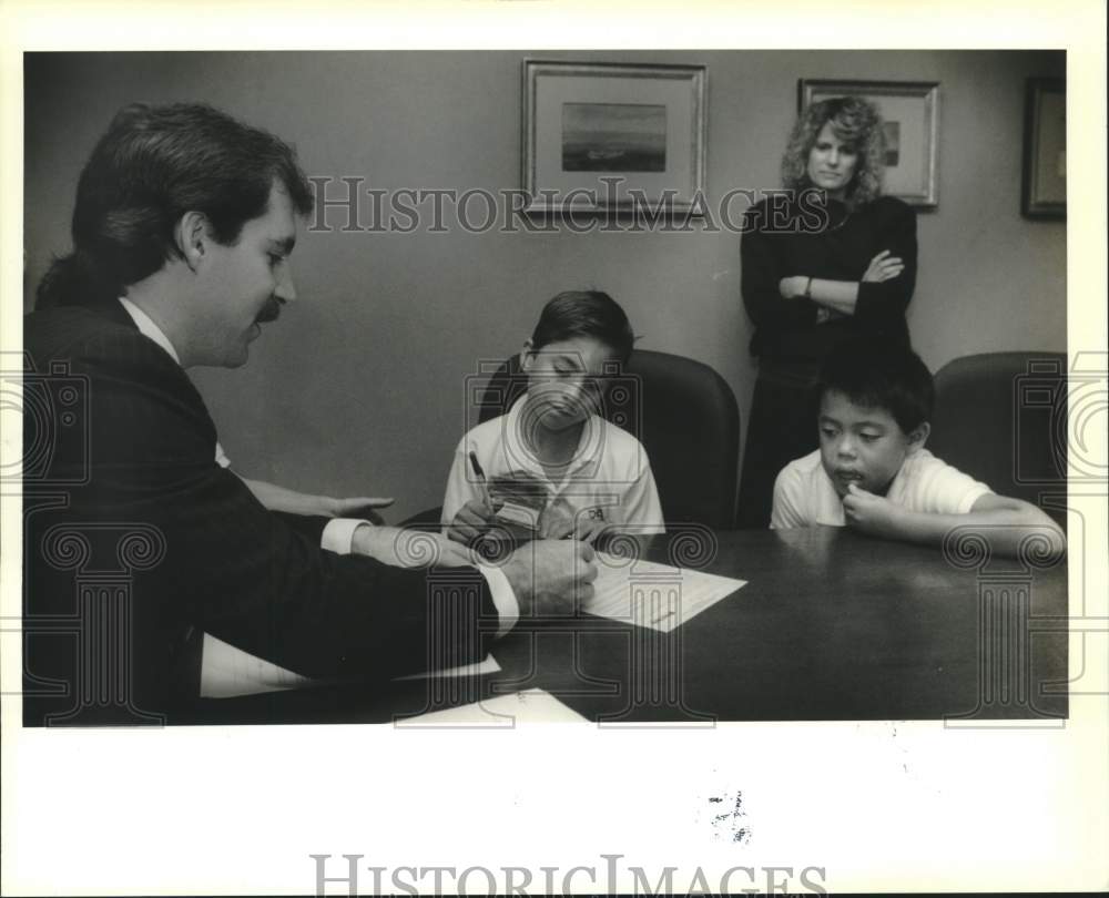 1988 Press Photo Chris Keller of First National Bank with River Forrest students - Historic Images