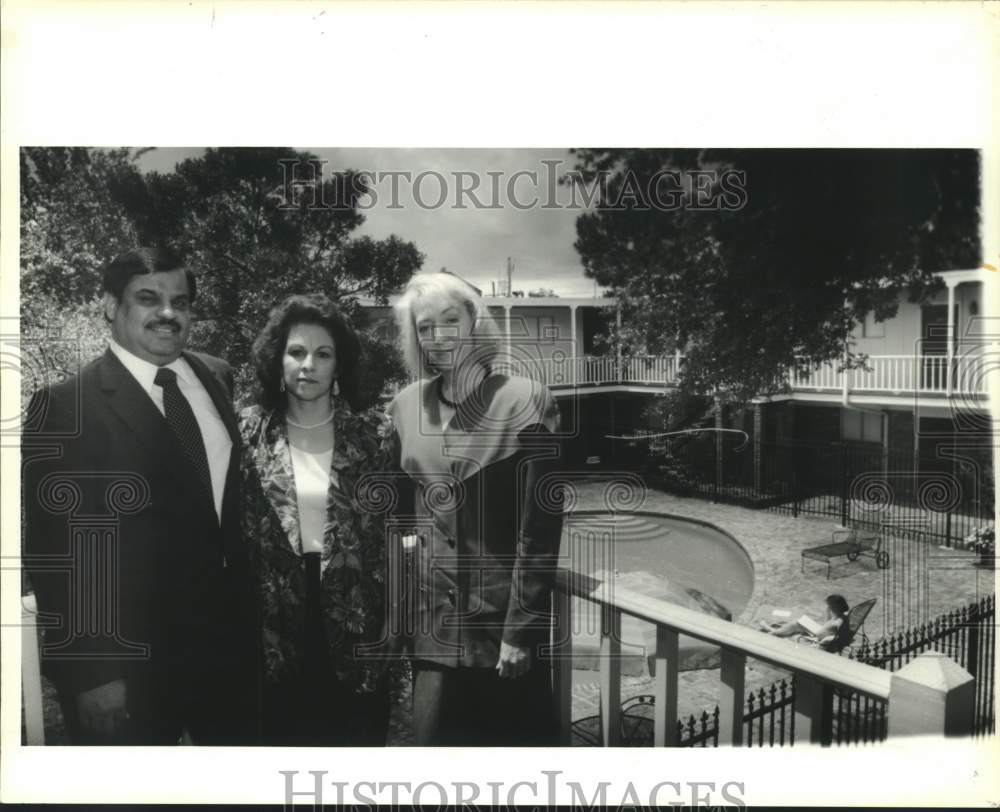 1991 Press Photo Raoof Khan et al at Khan&#39;s apartment complex on Luke Avenue - Historic Images