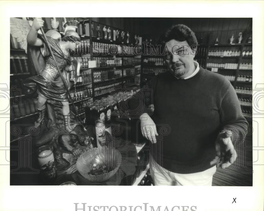 1991 Press Photo Rey Kenneth Kafoed employee of St. Michael Botanica in Marrero - Historic Images