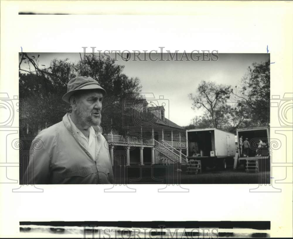 1989 Press Photo Richard Keller outside his plantation home he rented out - Historic Images