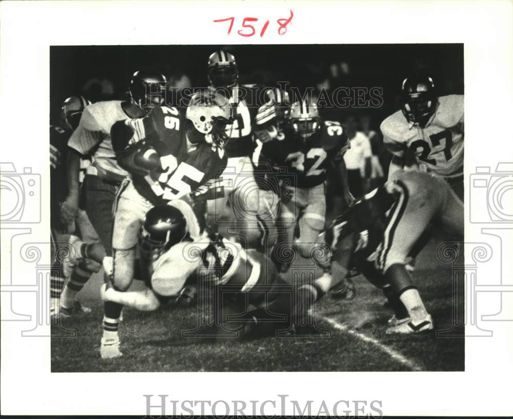 1985 Press Photo Gerald Mitchell rushes for yards against Ridgewood Preparatory - Historic Images