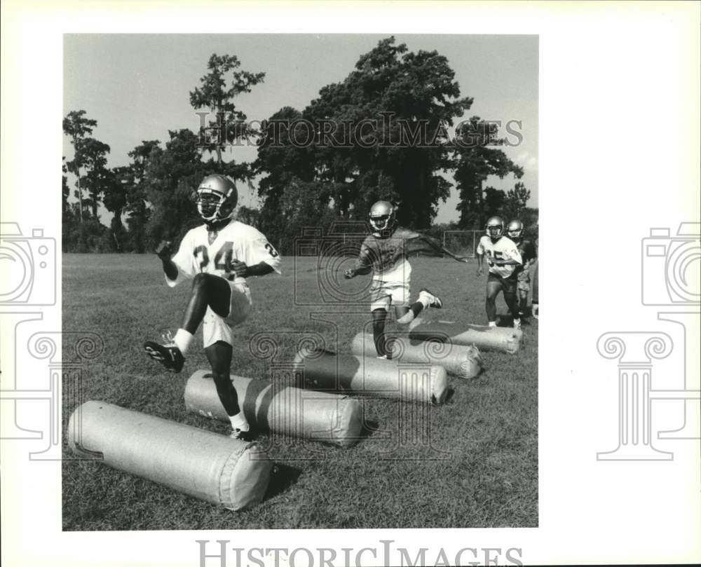 1990 Press Photo Higgins High School &quot;Hurricanes&quot;-Practice field running drills - Historic Images