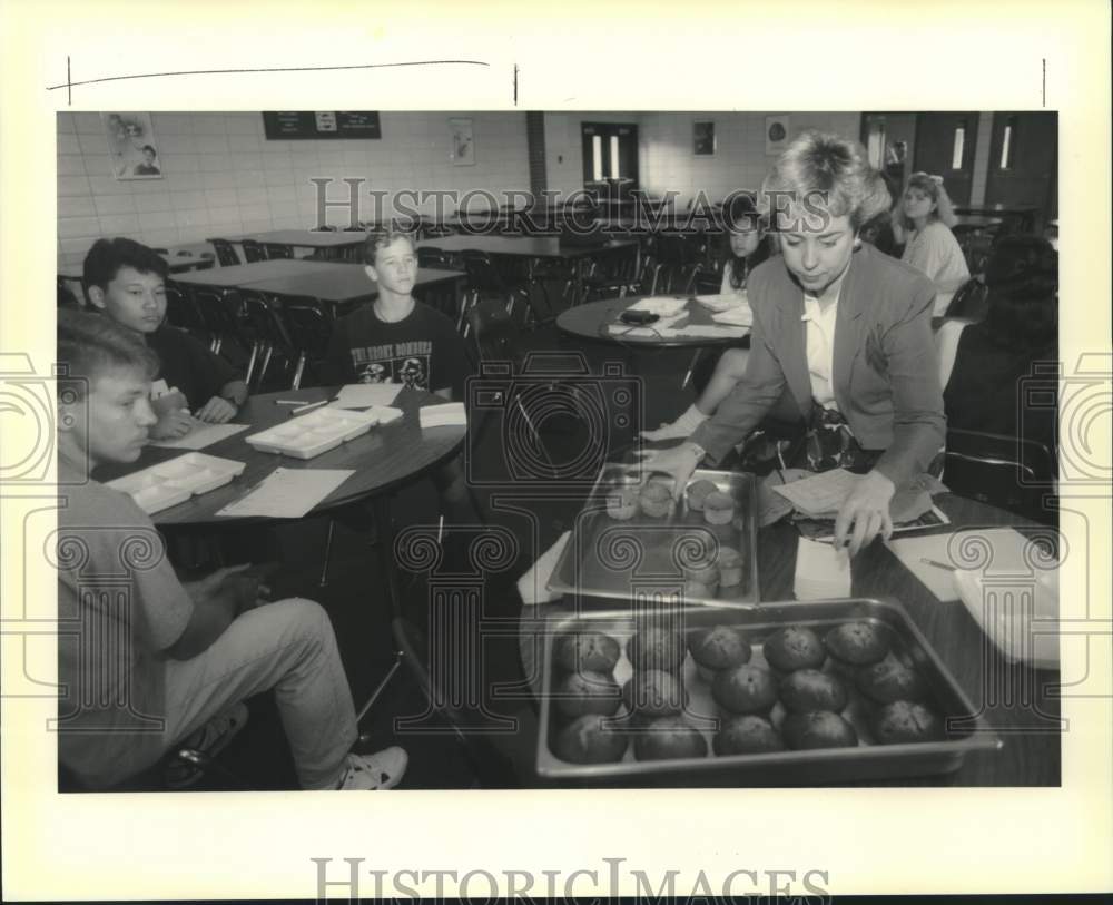 1990 Press Photo Donna Pace conducts &quot;Taste Test&quot; -Higgins High School Students - Historic Images