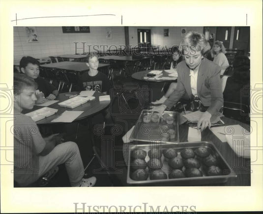 1990 Press Photo Donna Pace conducts "Taste Test" -Higgins High School Students - Historic Images