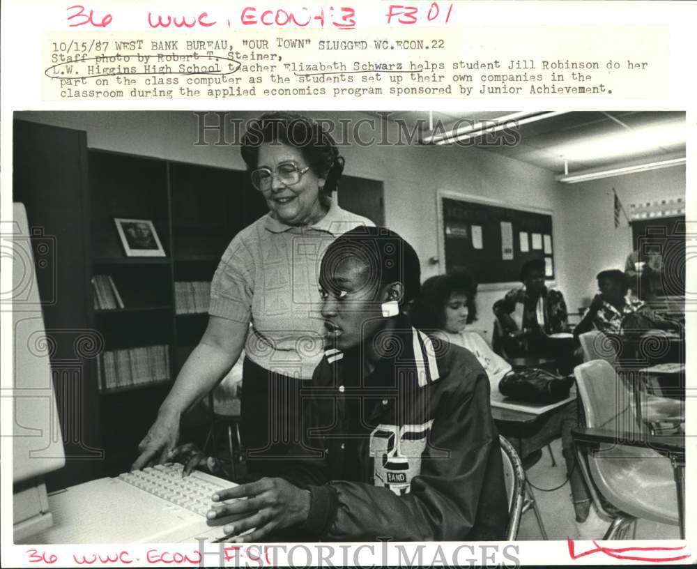 1987 Press Photo Higgins High teacher Elizabeth Schwarz with Jill Robinson - Historic Images