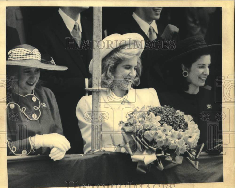 1992 Press Photo Elizabeth Fitz-Hugh Kelleher queen accepts flowers - Historic Images