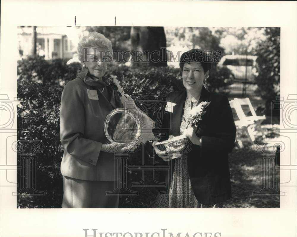 1990 Press Photo &quot;Jack&quot; Kelleher with award received from Newcomb College - Historic Images