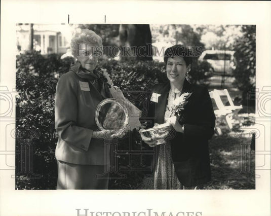1990 Press Photo "Jack" Kelleher with award received from Newcomb College - Historic Images