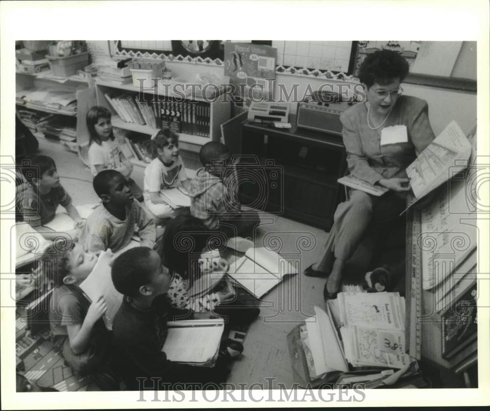 1995 Press Photo Jefferson Parish Judge Ann Keller reads to Gretna School kids - Historic Images