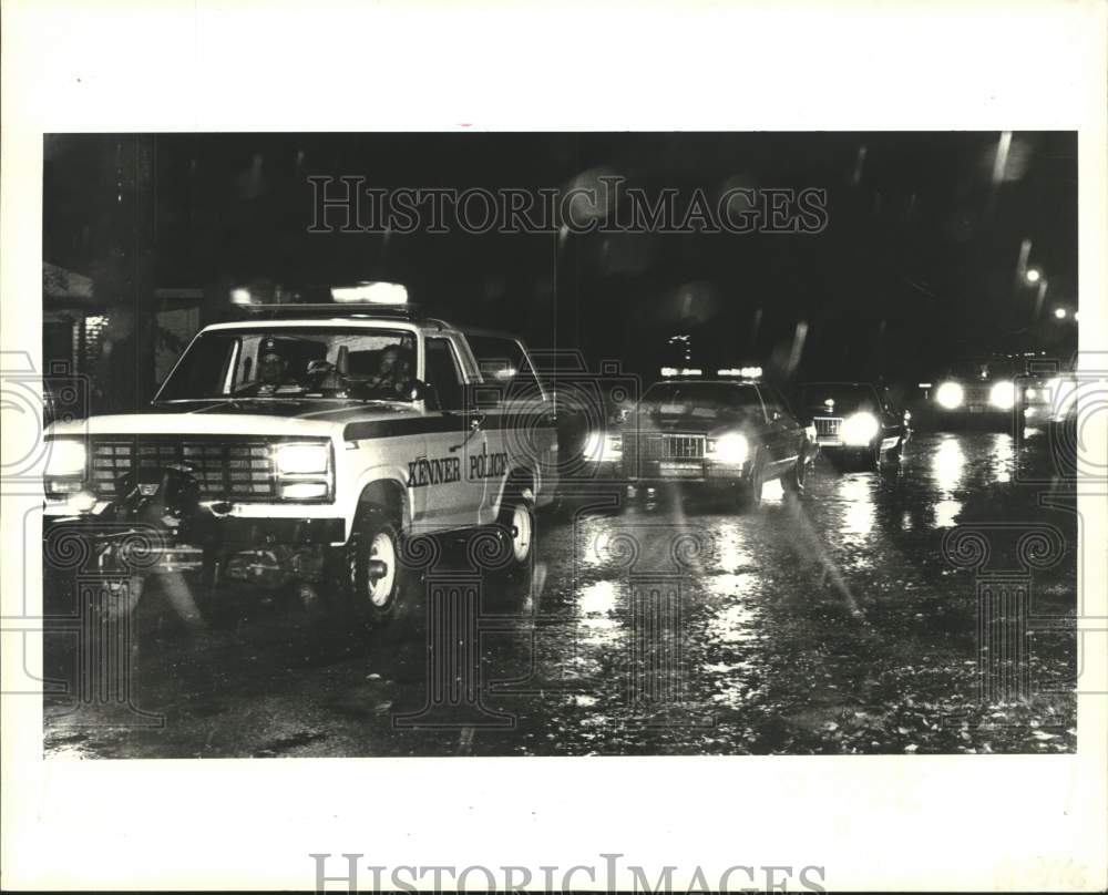 1986 Press Photo Kenner Police caravan to give out gifts in the rain - Historic Images