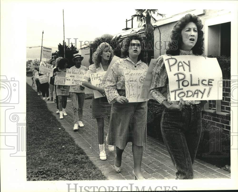 1989 Press Photo Wives and families of policeman picket line outside City Hall - Historic Images