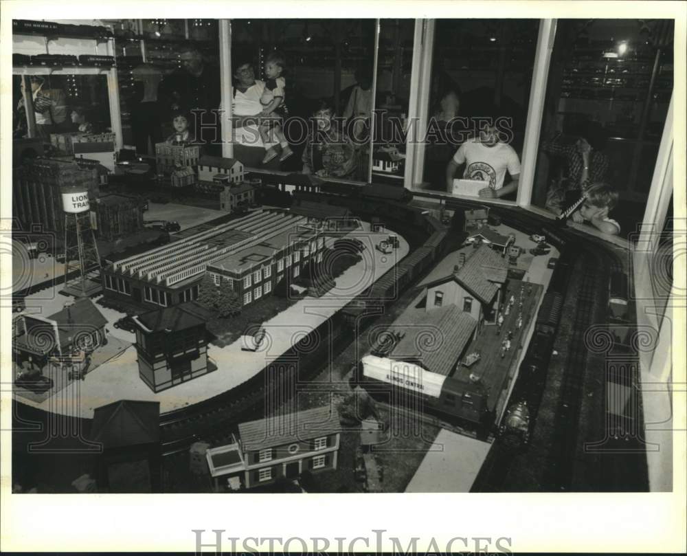 1989 Press Photo Children peer through window at the Kenner Toy Train Museum. - Historic Images