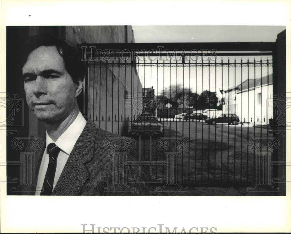 1990 Press Photo Dr. Robert Kenny in front of his parking-lot-spaces for sale - Historic Images