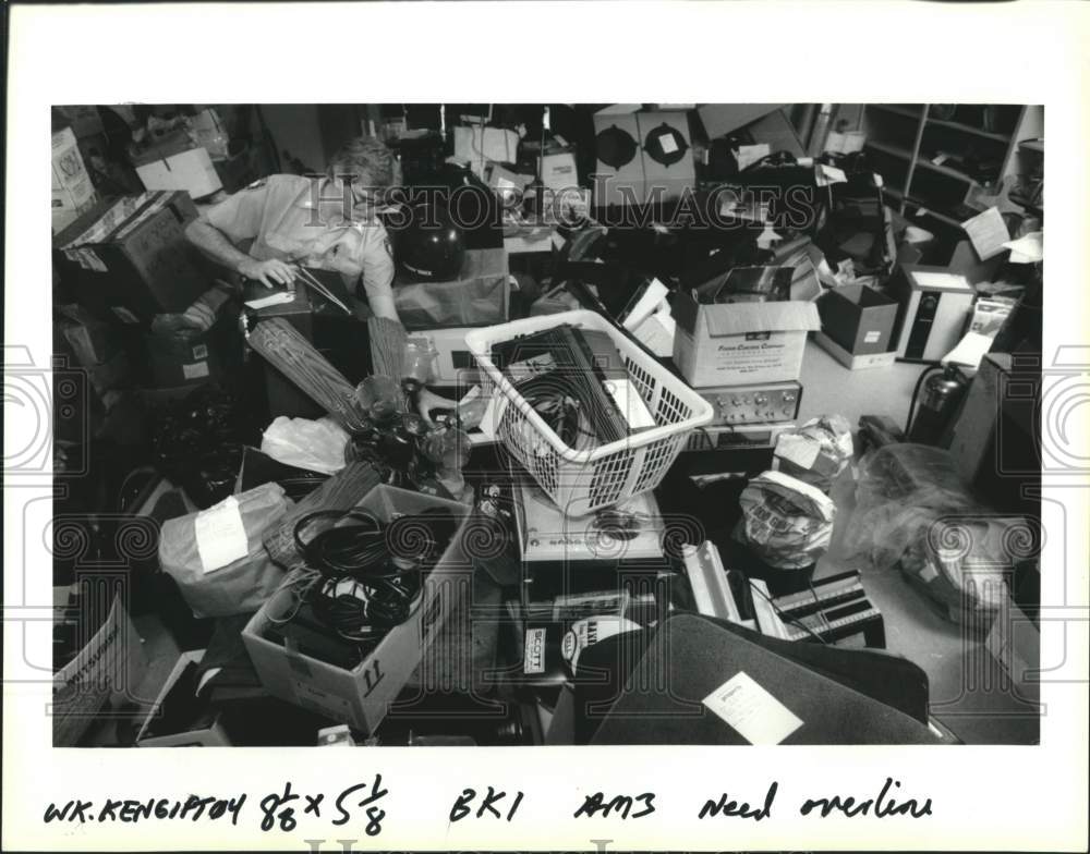 1992 Press Photo Jerry Becnel of Kenner Police Department at the Evidence room - Historic Images