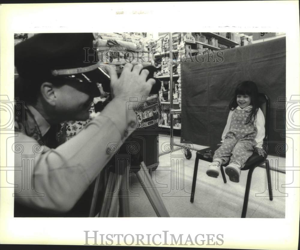 1994 Press Photo Jennifer Rhoto of Kenner has her picture taken by Kenner Police - Historic Images