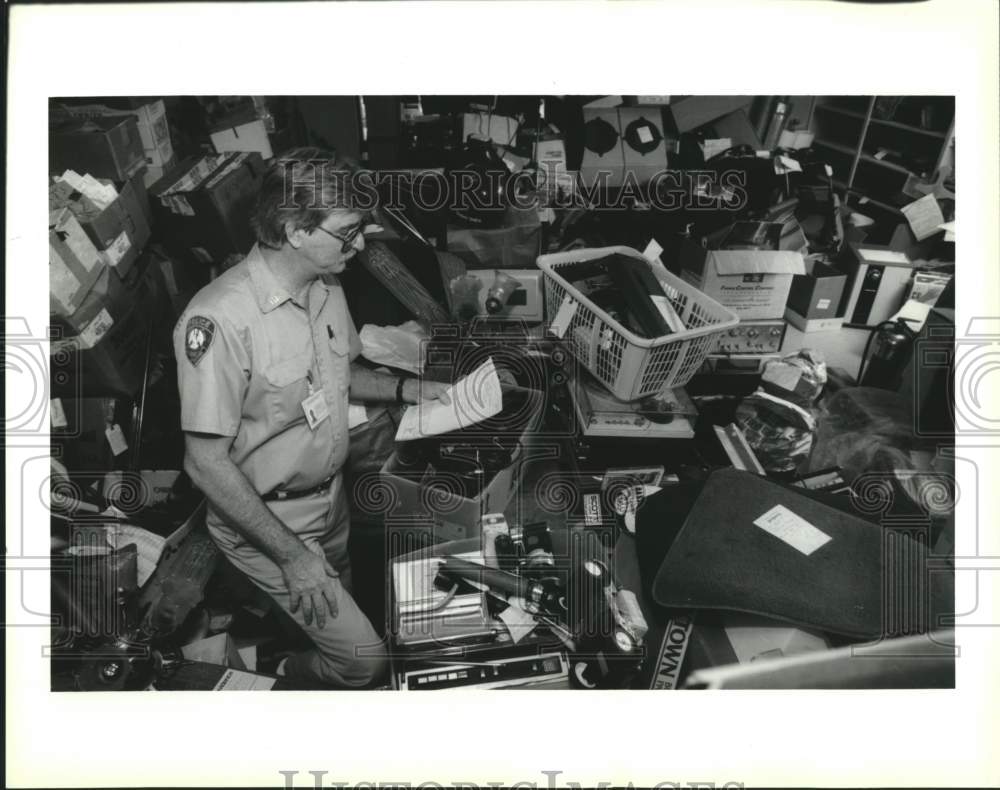 1992 Press Photo Kenner Police custodian Jerry Becnel organizes Evidence room - Historic Images