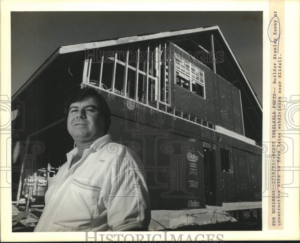 1991 Press Photo Stanley Kenny at construction site in Eden Isles subdivision - Historic Images