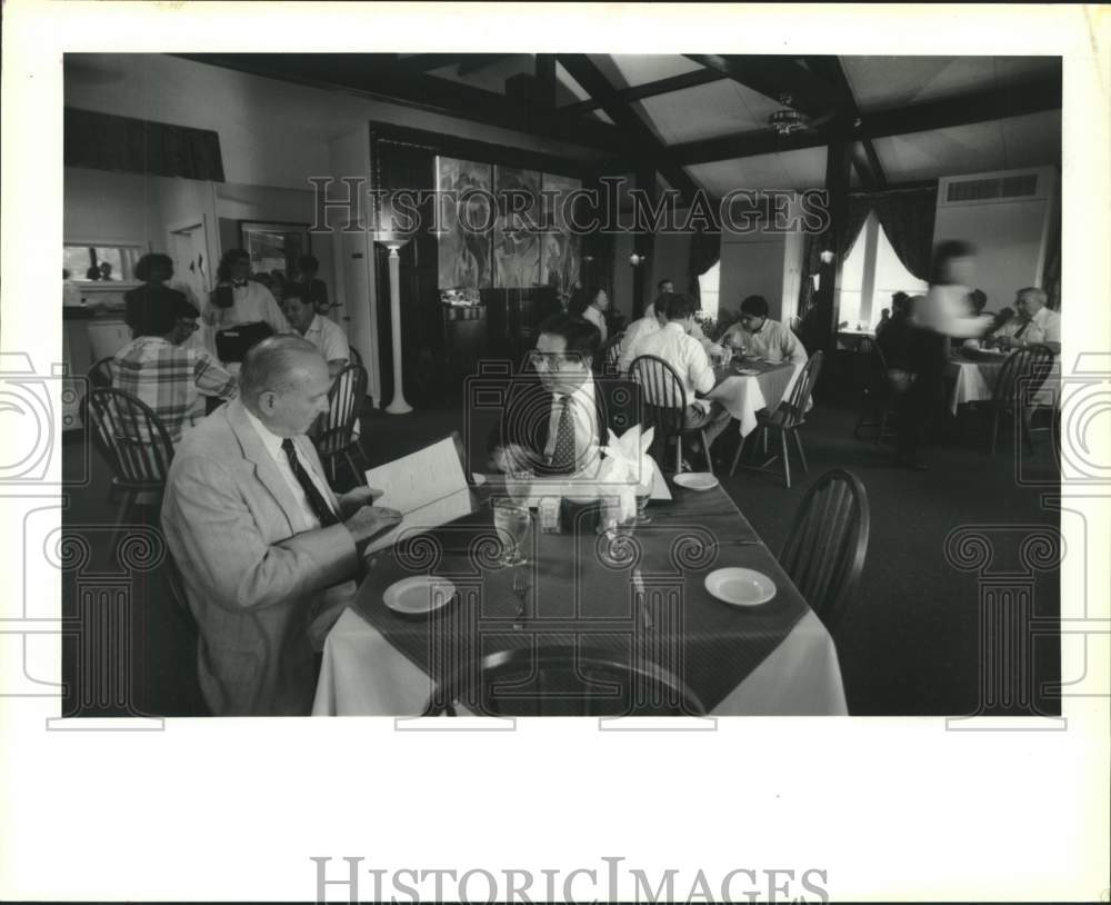 1991 Press Photo Frank Condalisa and Les Lavergne at Kelsey&#39;s Restaurant - Historic Images