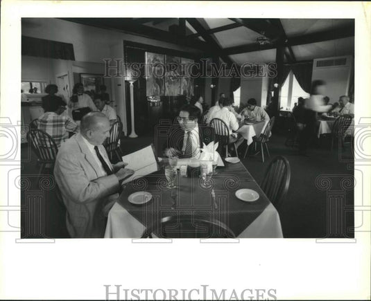 1991 Press Photo Frank Condalisa and Les Lavergne at Kelsey's Restaurant - Historic Images