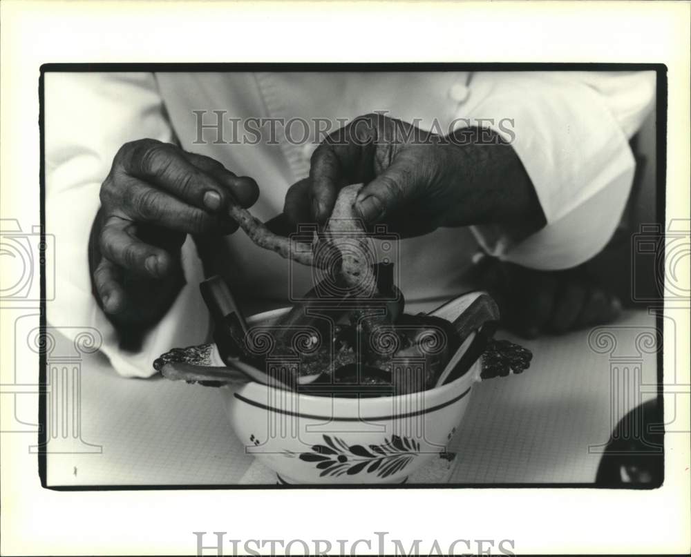 1988 Press Photo Chris Kerageorgiou &amp; Gofferdo Fraccaro try their eggplant dip - Historic Images