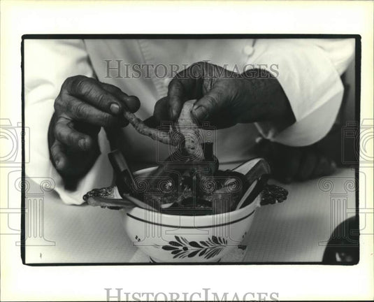 1988 Press Photo Chris Kerageorgiou & Gofferdo Fraccaro try their eggplant dip - Historic Images
