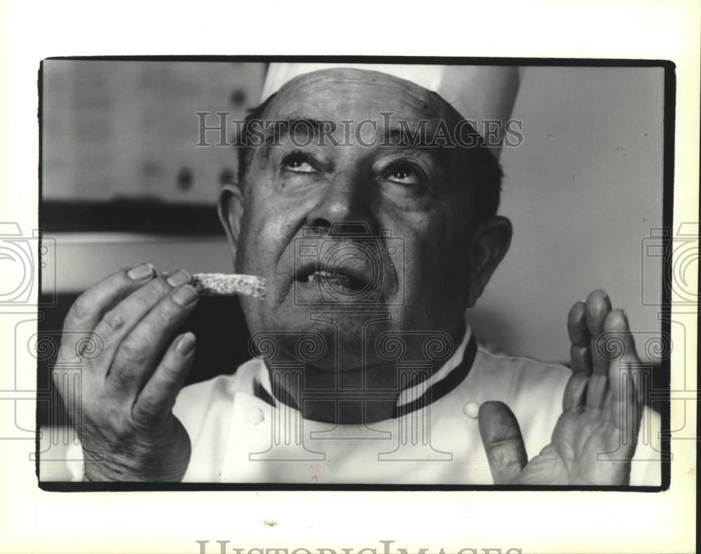 1988 Press Photo Gefferdo Fraccaro tastes the sweet Chiacchiere - Historic Images