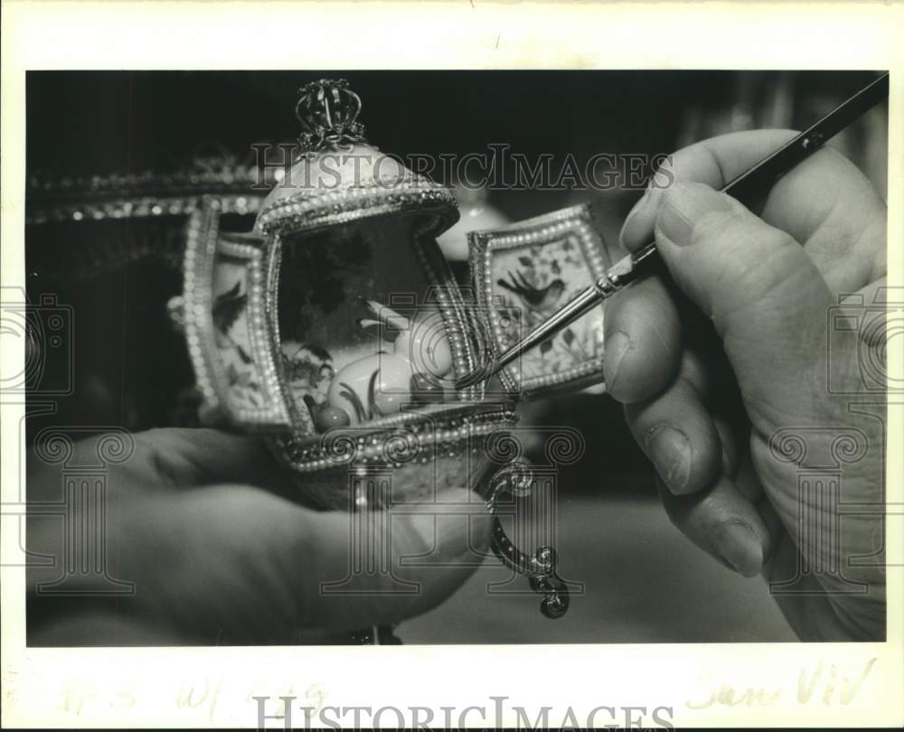 1989 Press Photo Doris Kerbel does detail work on an Easter egg display - Historic Images