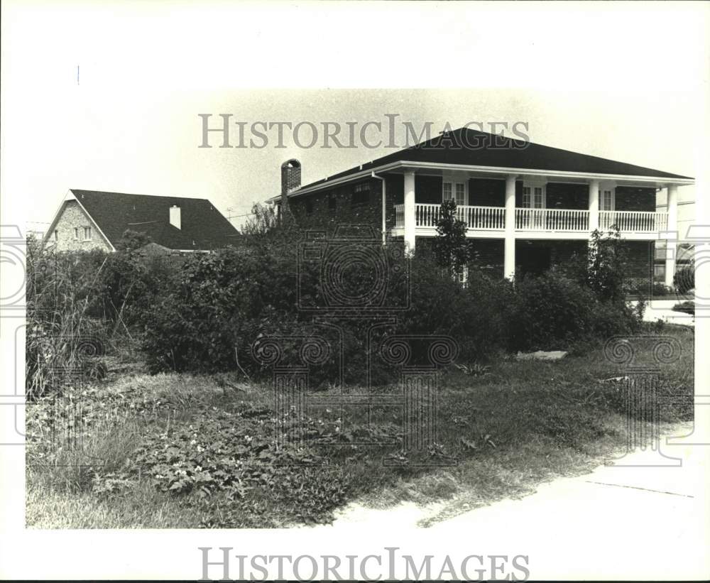 1986 Press Photo Lot at Toby Lane in Kenner, Louisiana surrounded with weeds - Historic Images