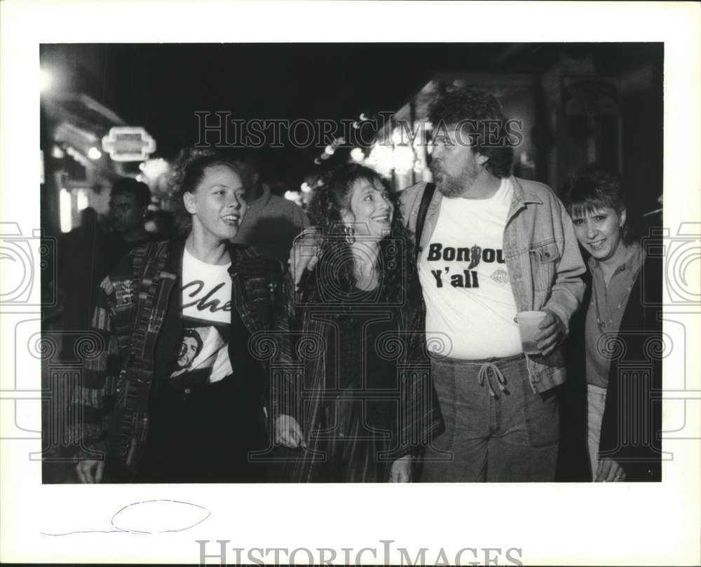 Press Photo Luther Kent partying with friends - Historic Images