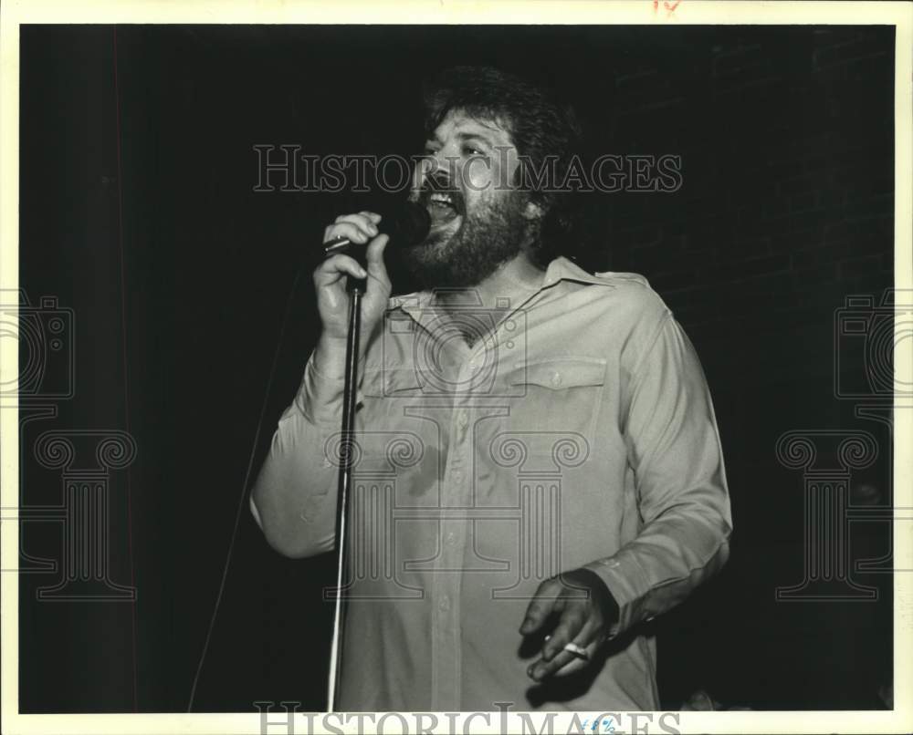 1988 Press Photo Luther Kent during his performance - Historic Images