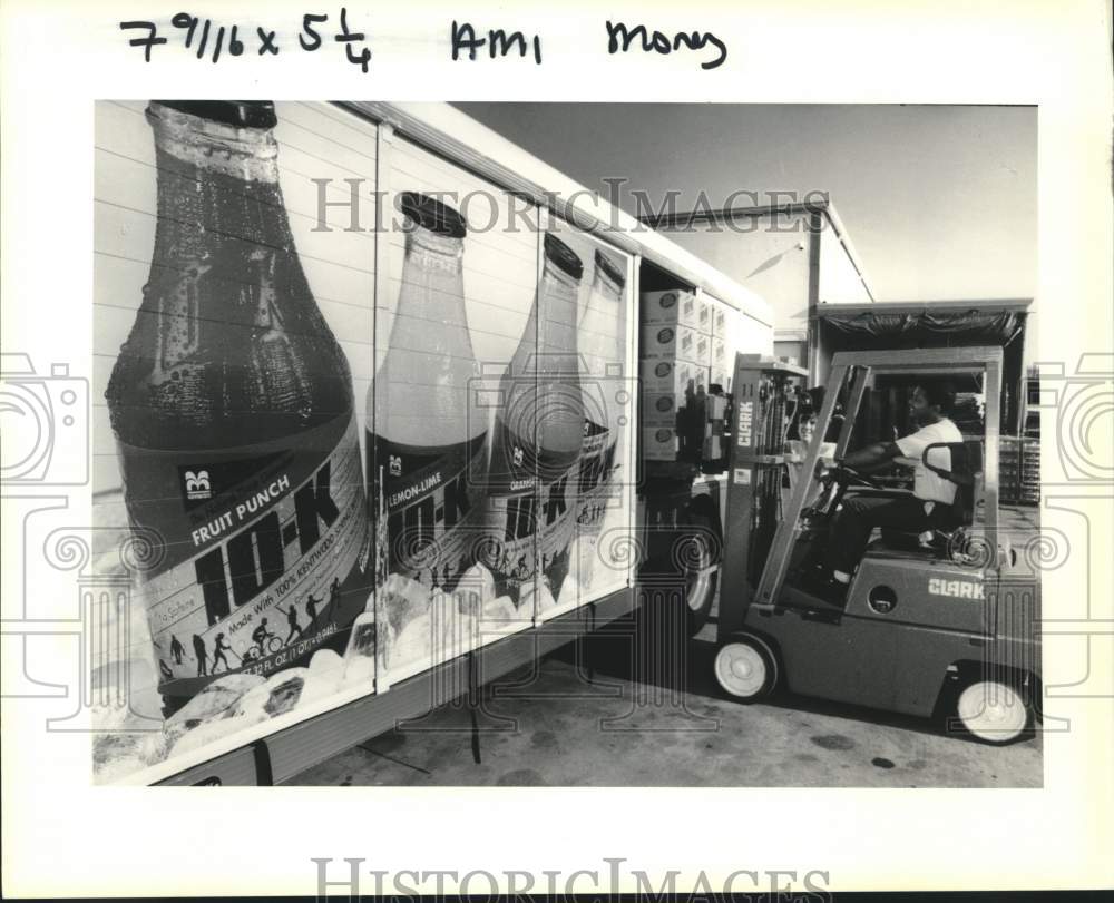 1990 Press Photo Kentwood water truck loaded with fruit flavored sports drinks - Historic Images