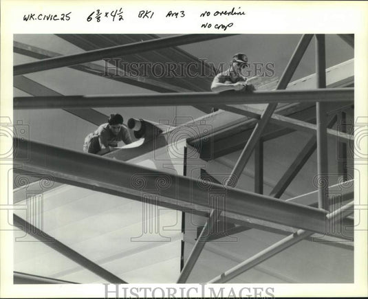 1990 Press Photo Eddie Hernandez & Samuel Wester work on Civic Center in Kenner - Historic Images