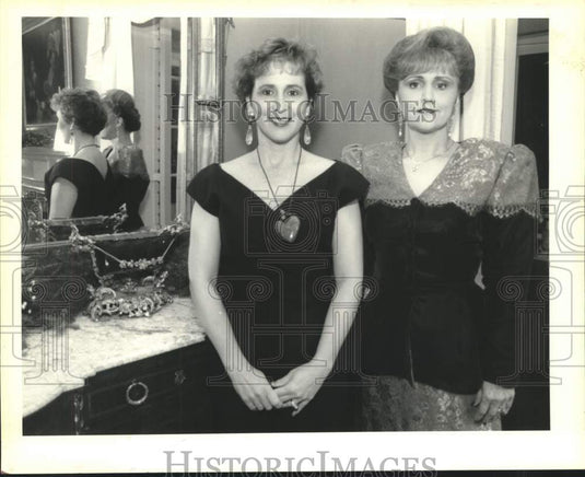 1991 Press Photo Linda Kemmerly & Gail Saunee attends Christmas party - Historic Images