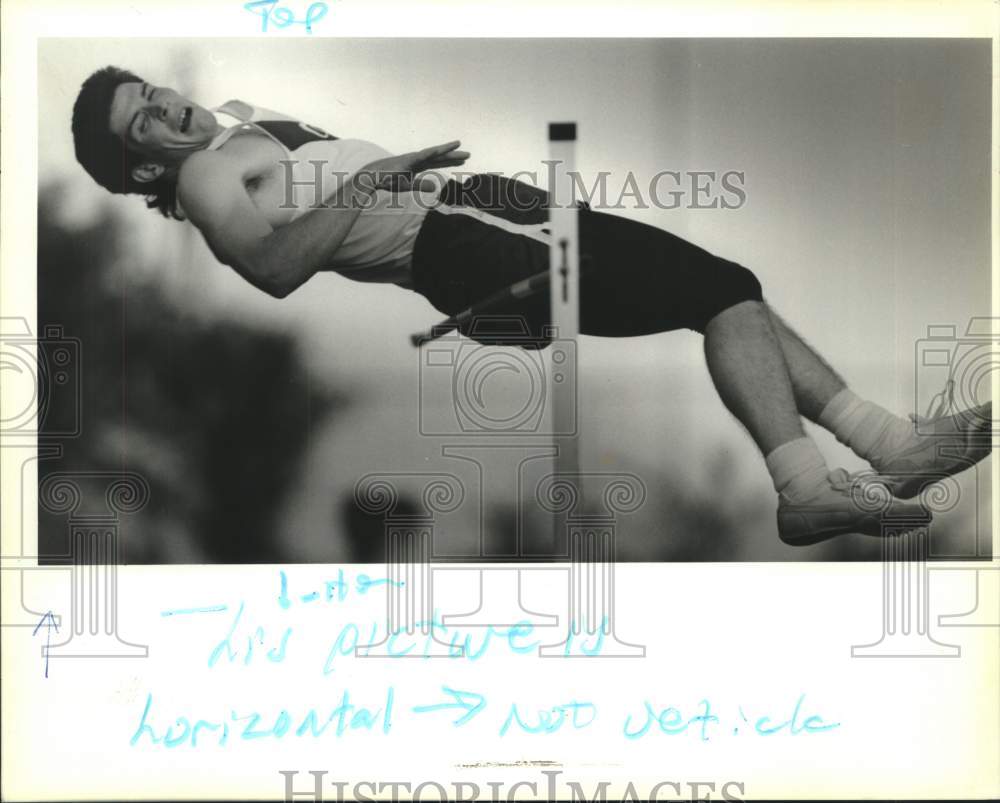 1989 Press Photo Dale Kemp of Chalmette does high jump attempt at track meet - Historic Images