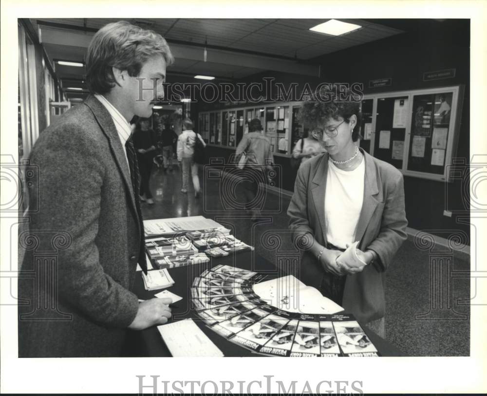 1989 Press Photo Robert Kemp, Peace Corp recruiter talks to Christy McCay - Historic Images