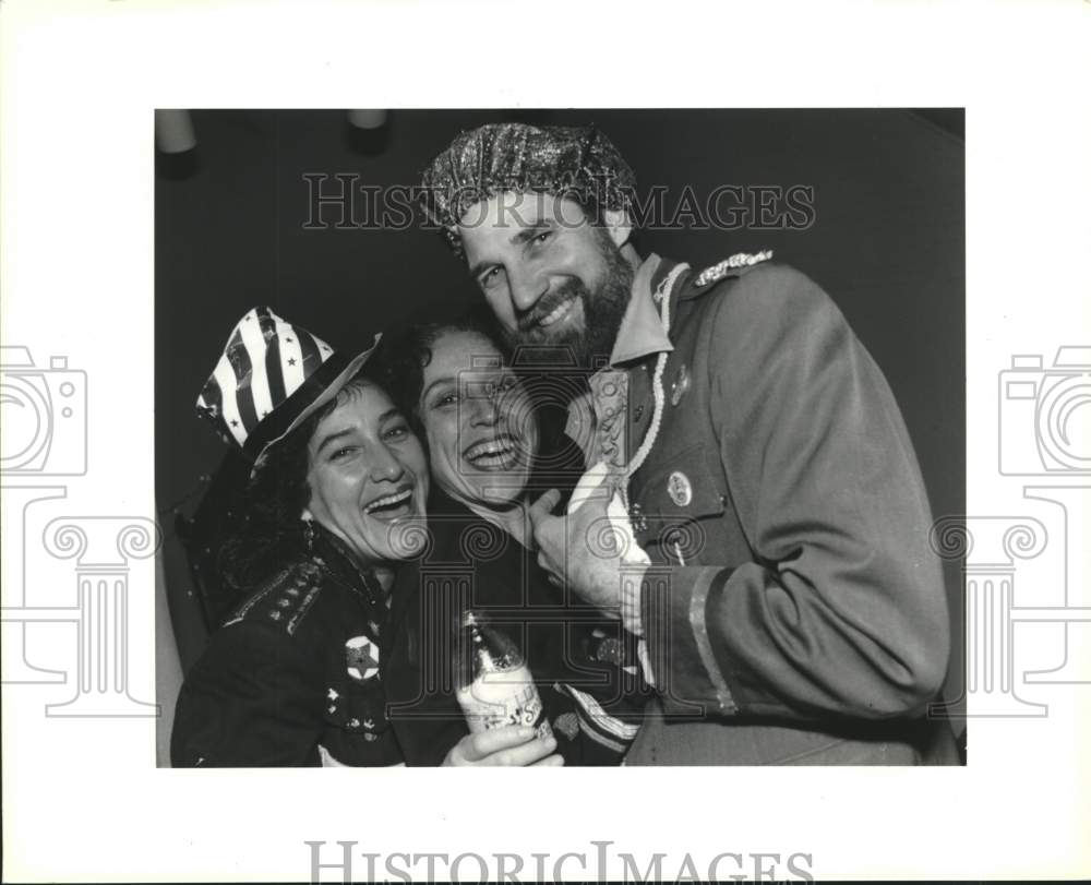 1993 Press Photo Liz and Richard Kemp and Norma Macon at Beaux Arts Ball - Historic Images