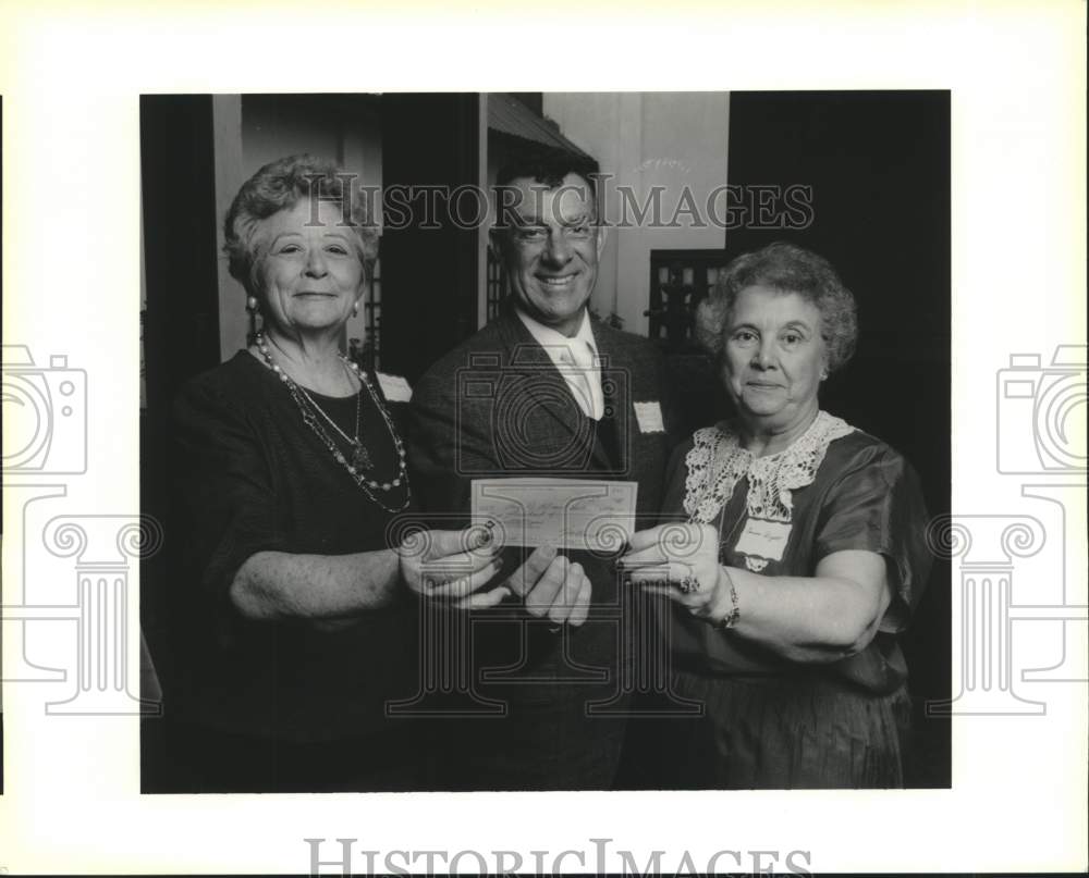 1989 Press Photo Velma Kemp, Mayor Andy Valence and Carmen Pigott hold check - Historic Images