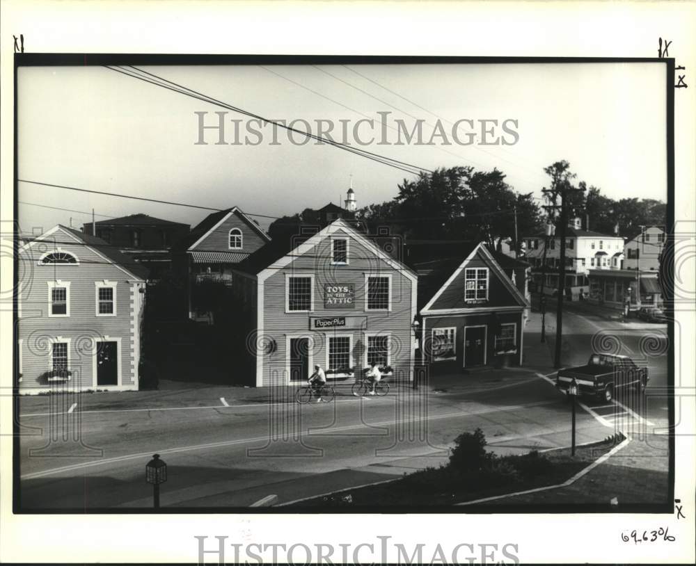 1988 Press Photo Cyclists travel up Ocean Avenue in Kennebunkport, Maine - Historic Images