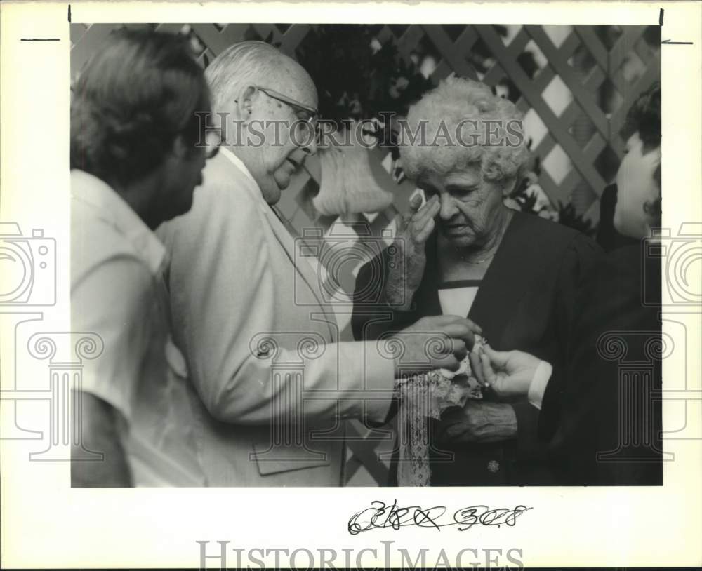 1990 Press Photo Georgiana Peeler wipes a tear during wedding with Richard Kelly - Historic Images