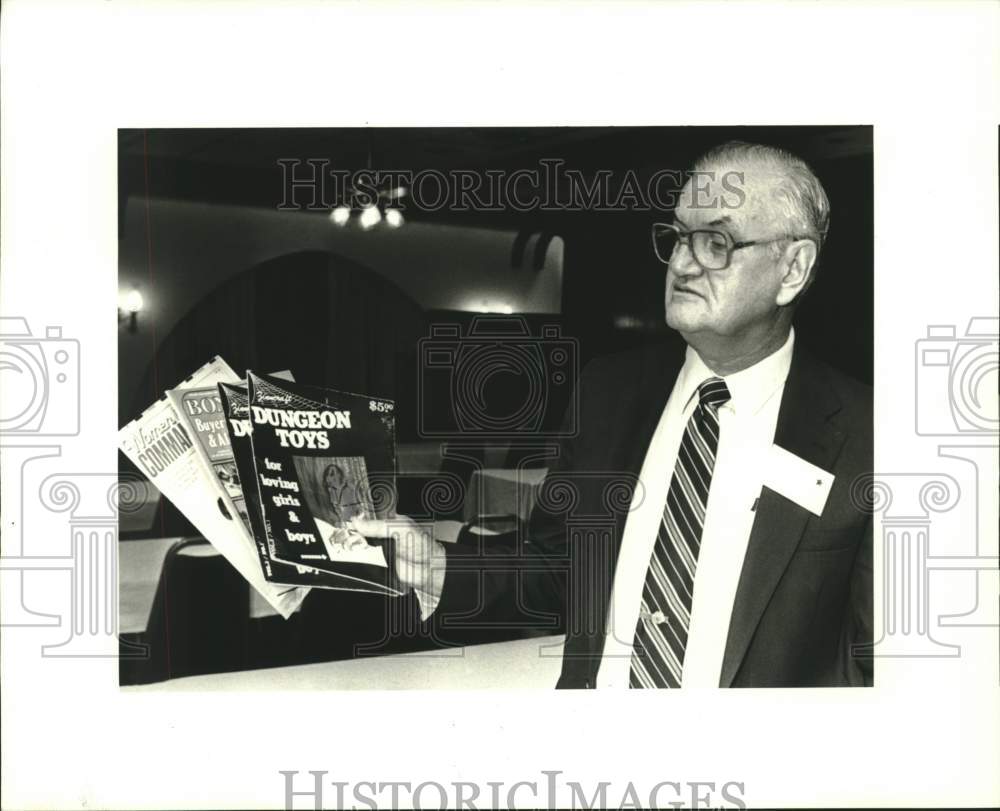 1986 Press Photo Retired FBI Agent William Kelly during meeting at Holiday Inn - Historic Images