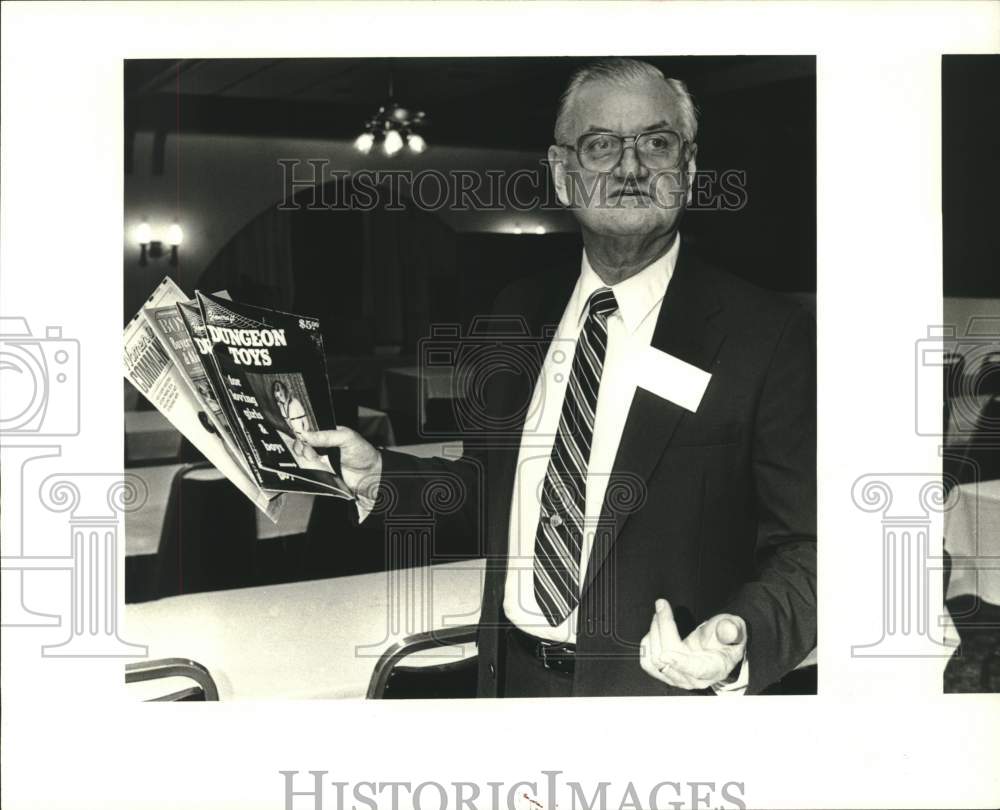 1986 Press Photo Retired FBI Agent William Kelly during meeting at Holiday Inn - Historic Images