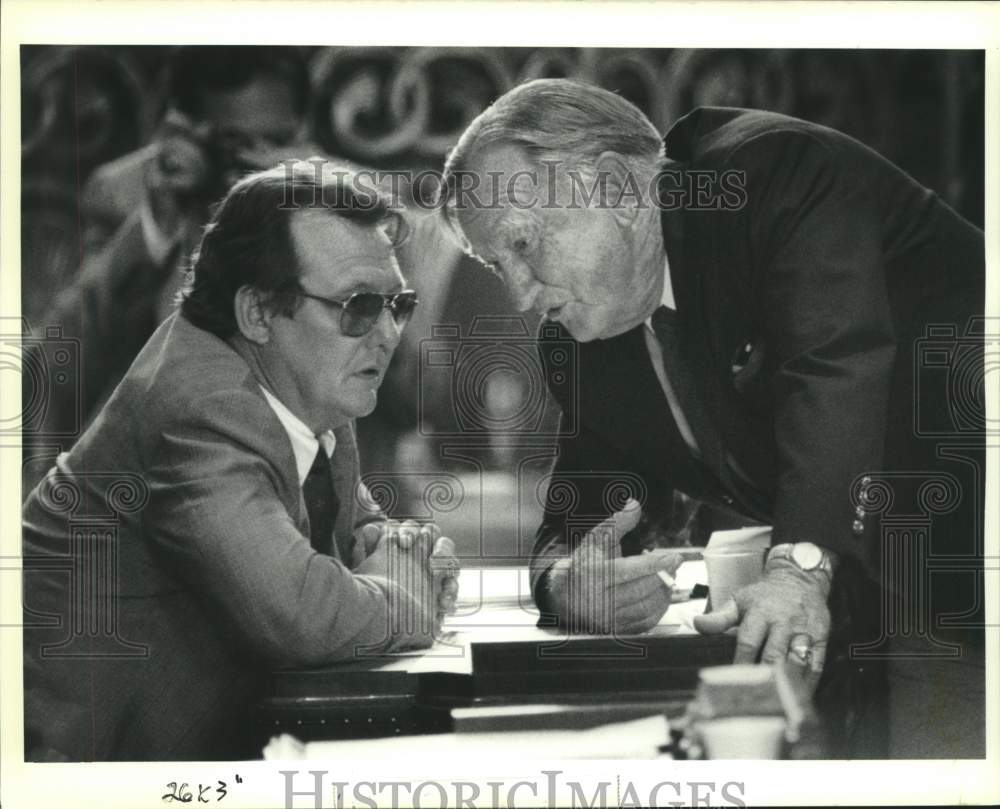 1989 Press Photo Senators Donal Kelly and B.B. Rayburn discuss tax bill - Historic Images