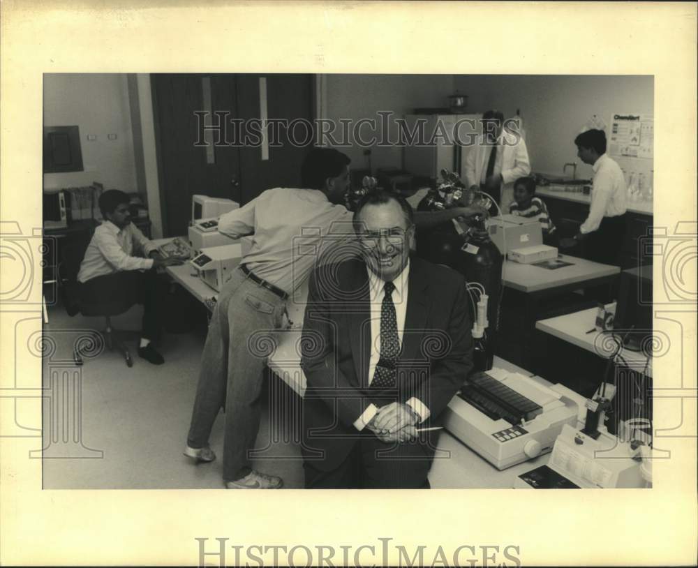 1990 Press Photo Dr. Eamon Kelly inside the Lindy Boggs Biotechnology Building - Historic Images