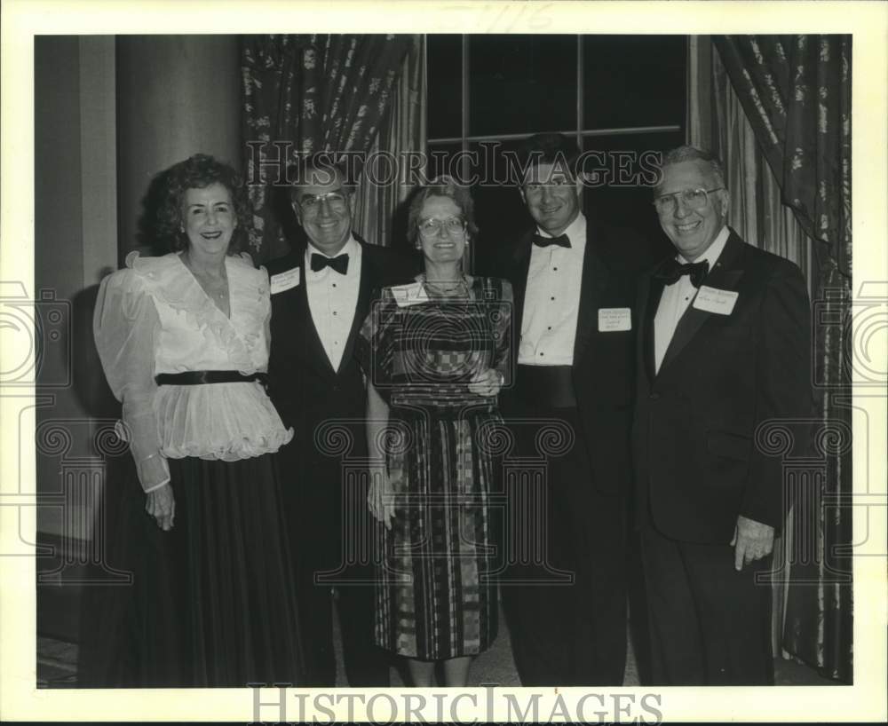 1987 Press Photo Eamon Kelly of Tulane with others attending university event. - Historic Images