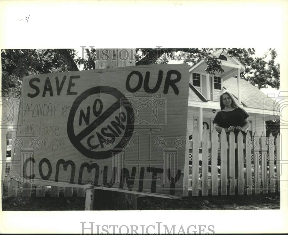 1994 Press Photo Eileen Kelly in her St. Rose yard with sign opposing a casino. - Historic Images