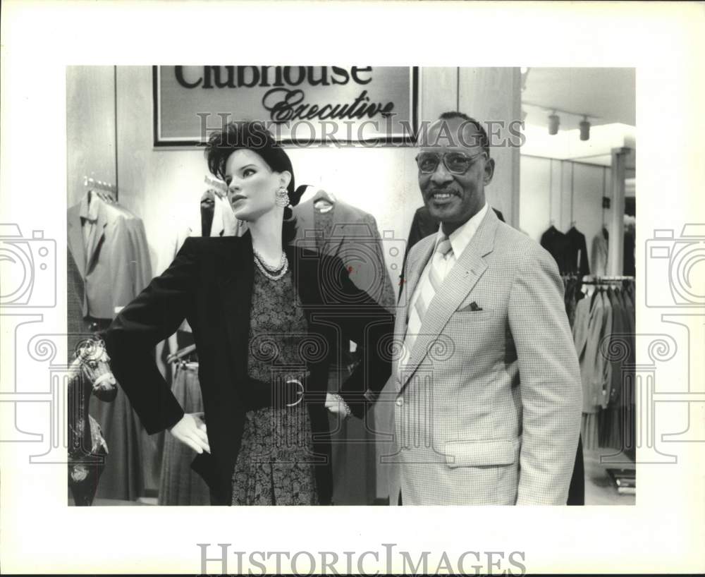 1989 Press Photo Henry Kelly with a well attired mannequin, Clubhouse Executive - Historic Images