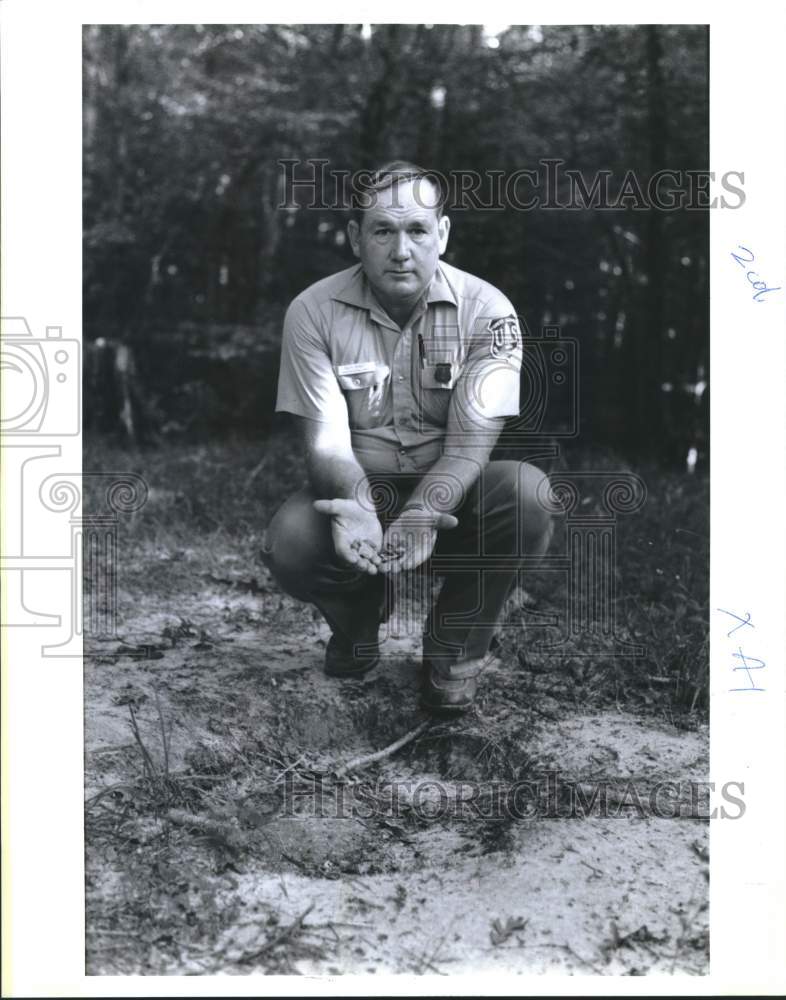 1989 Press Photo Ralph Bennett holds artifacts at Kisatchie National Forest - Historic Images